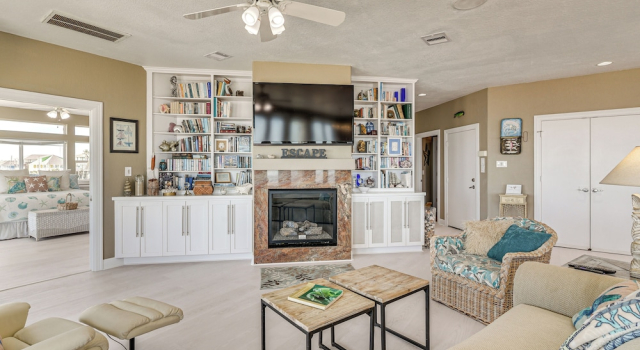 Steps to Sand: Spacious Crystal Beach Home w/ View, Book Feriehus Sommerhuse i Houston, Hytte