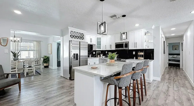 Коттедж с 4 комнатами 3485 Floral Drive SE