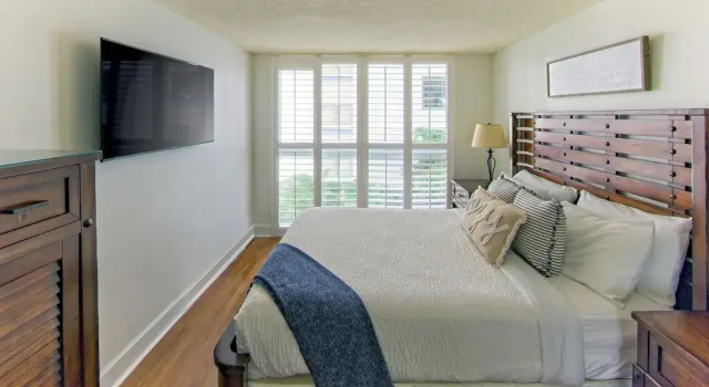 Двухместные апартаменты Comfort 1 Bedroom Steps to Marina and CocoWalk