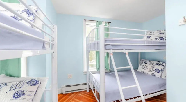 Кровать в общем номере (женский номер) HI Hyannis Hostel