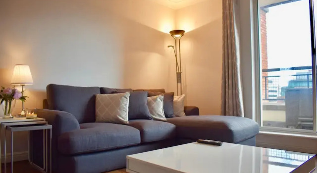 2 Bedroom Apartment With Balcony in Central Dublin, Забронировать Апартаменты/квартира Дублин Каунти Дублин, рядом с Резиденция лорд-мэра Дублина