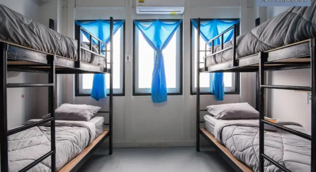Кровать в общем номере Zee Thai Hostel