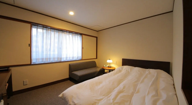 Einzel Zimmer Ryokan Asukasou at the entrancne of Nara park