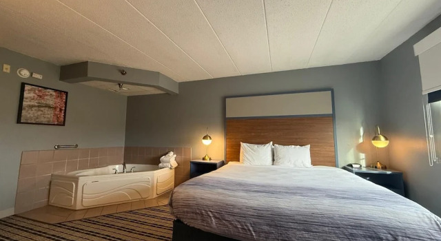 Двухместный люкс c 1 комнатой AmericInn by Wyndham St Cloud MN I-94