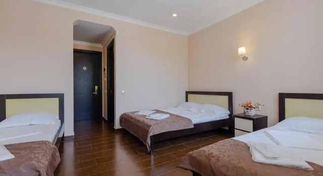 Camera quadrupla Standard con balcone GNS Hotel