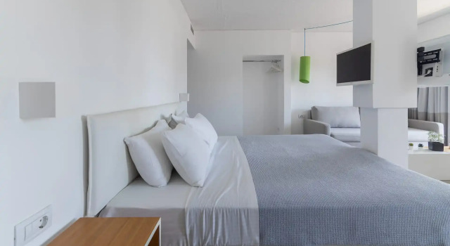 Полулюкс с видом на бассейн Marathon Beach Resort