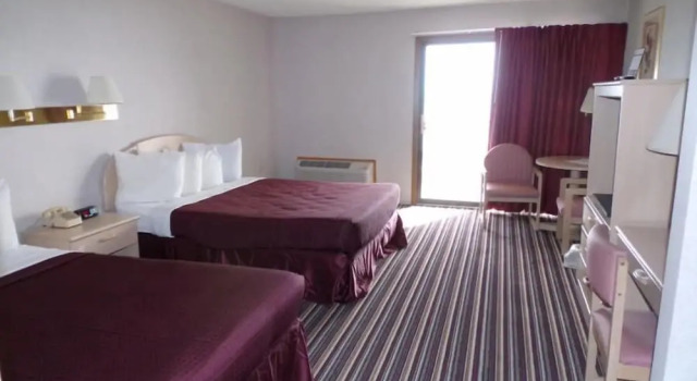 Двухместный номер Standard AmericInn by Wyndham Saint Ignace Lakefront