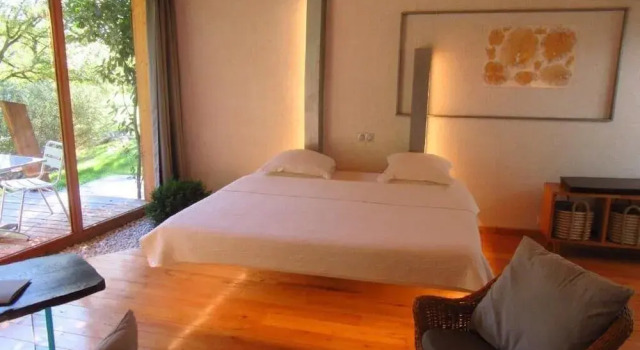 D'une Autre Nature, Book Hotel  