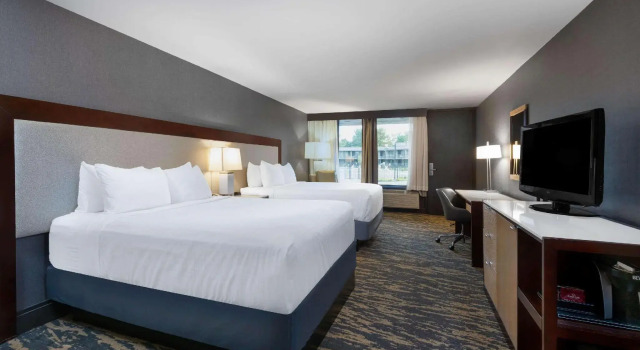 Четырёхместный номер Superior с видом на бассейн Wyndham Lancaster Resort and Convention Center