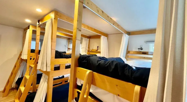 Кровать в общем номере Family Tree Guest House
