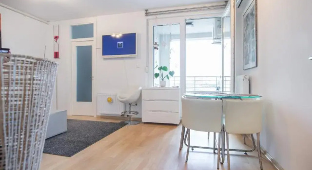 Cozy & Modern Studio with Balcony