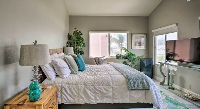 Коттедж Oceanside Home w/ Rooftop Patio, Walk to Beach!