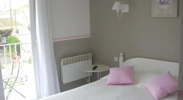 Двухместный номер Classic с балконом и с красивым видом из окна Hotel Les Vieux Acacias