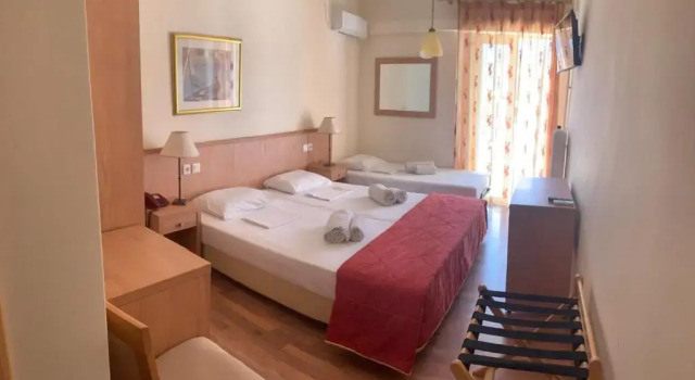 Camera tripla Standard Saronis Hotel