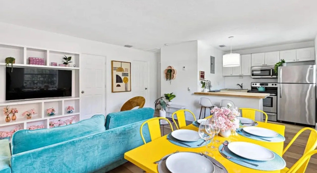 Коттедж Stylish 2 BR Condo - Free Parking on Premises