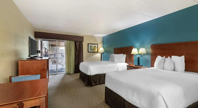 Четырёхместный номер Standard с видом на бассейн Best Western Plus Plattsburgh