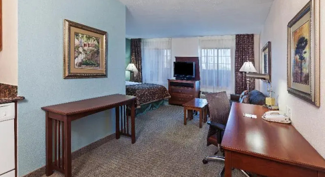 Номер Standard Staybridge Suites Northwest near Six Flags Fiesta