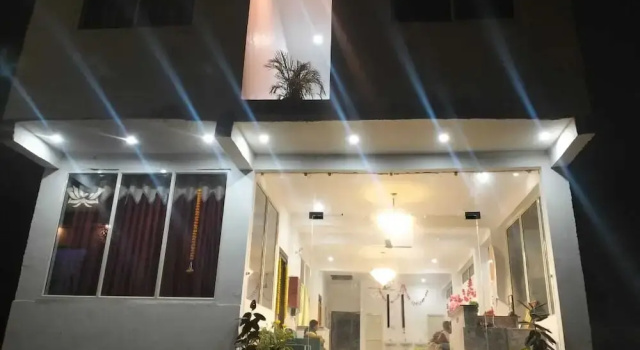 Shri Dham Hotel And Resort, Забронировать Курортный отель Курортные отели Айодхья, Курортный отель