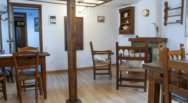 House With 4 Bedrooms in Anciles, With Wonderful Mountain View, Furnished Balcony and Wifi Near the Slopes, Book Hotel Hotels in Aragon with Parking, Parking