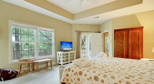 Spacious Overlooking Lagoon 5 Bedrooms 2.5 Bathrooms Home