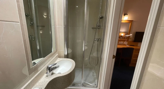 Четырёхместный номер Standard Olympic House Hotel