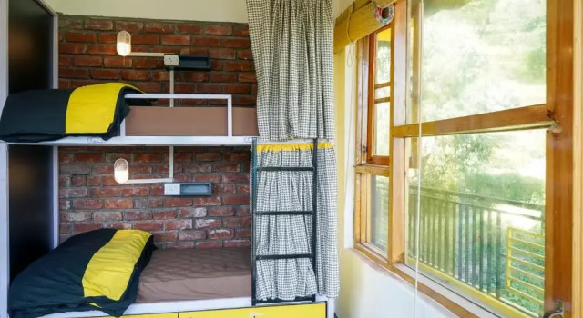 Кровать в общем номере The Hosteller Mcleodganj, Bhagsu Waterfall
