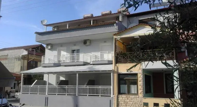 House Filippos, Забронировать Отель Отели Сарти с парковкой, рядом с Пляж Острия, Парковка
