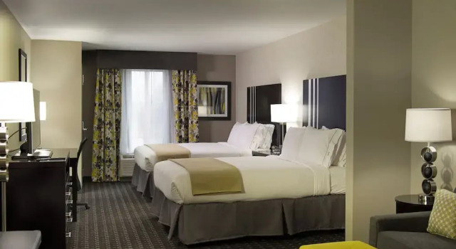 Четырёхместный люкс Holiday Inn Express and Suites Madison Central by IHG
