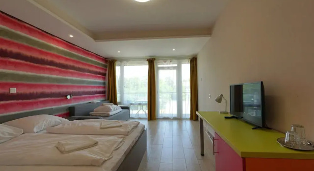 Четырёхместный номер Comfort Colors Holiday Hotel