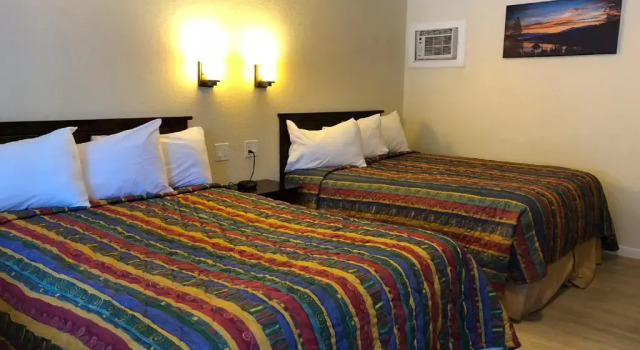 Четырёхместный номер Deluxe Cedar Inn & Suites