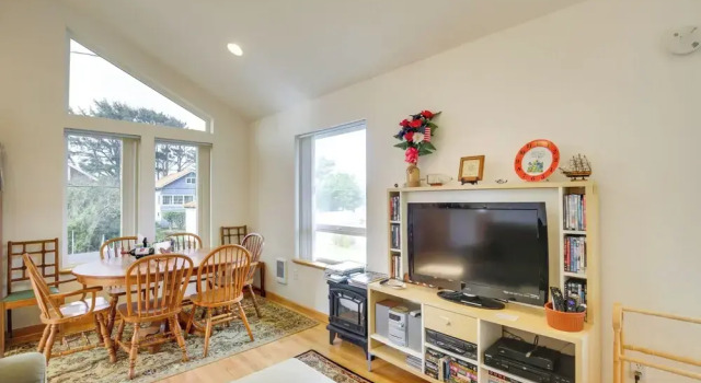 1 Block to Twin Rocks Beach: Pet-friendly Cottage, Prenota Casa vacanze  
