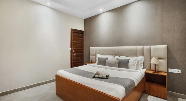 Alaya Stays Krishna Manor 3BHK With Pool, Забронировать Вилла Нойда штат Уттар-Прадеш