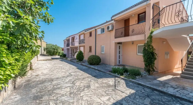 Amazing Apartment in Biograd na Moru With Wifi and 1 Bedrooms, Забронировать Апартаменты/квартира Отели Биоград-на-Мору с парковкой, рядом с Частный Пляж «Кемп Сенди», Парковка