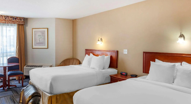 Четырёхместный номер Standard Quality Inn & Suites Edmonton International Airport