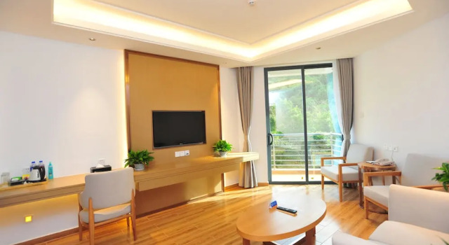 Люкс с балконом и с красивым видом из окна ZTE Hotel Da Mei Sha