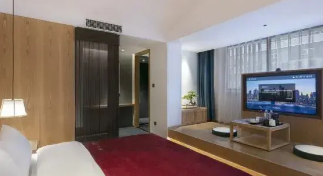 Люкс Classic Qianna Hotel (Zhengzhou Erqi Square David City)