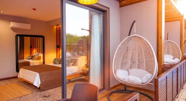 Номер Superior с балконом и с видом на бассейн Arwen Hotel