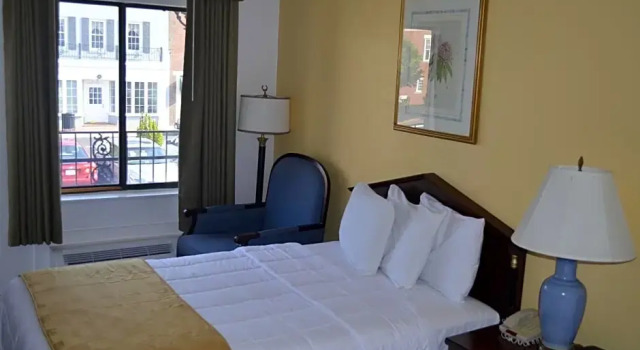 Четырёхместный номер Standard Olde Towne Inn