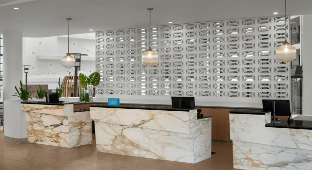 Embassy Suites by Hilton Phoenix Biltmore, Забронировать Отель Кемелбэк-Ист Финикс, рядом с AMC Esplanade 14