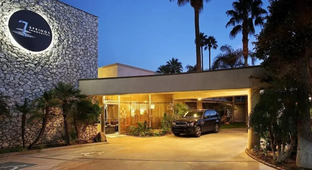 7 Springs Inn & Suites