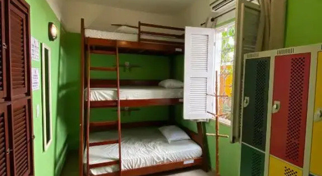 Кровать в общем номере с красивым видом из окна Refugio Hostel Fortaleza