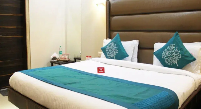 OYO 1884 Hotel Heera Continental