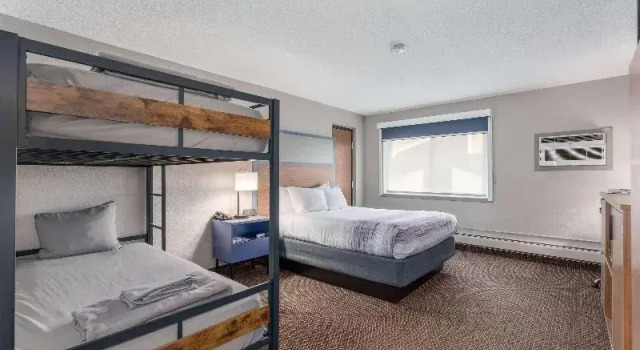 Четырёхместный номер Standard AmericInn by Wyndham New Richmond