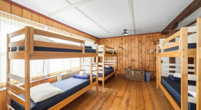 Кровать в общем номере (мужской номер) HI Marthas Vineyard Hostel