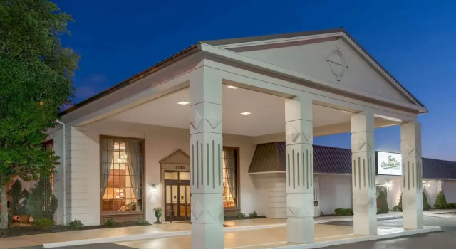 Ramada Plaza Louisville, Забронировать Отель Луисвилл Louisville Metropolitan Area, рядом с Stony Brook Shopping Center