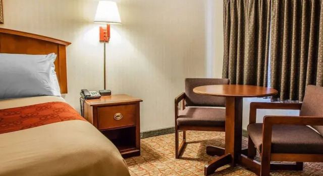 Четырёхместный номер Standard с балконом Econo Lodge Douglassville-Pottstown