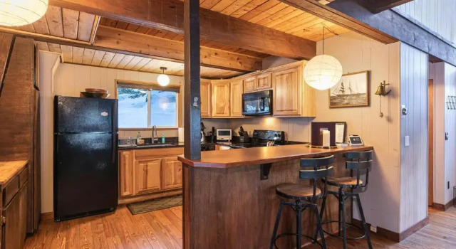 Коттедж Private Beach Access, Renovated, Pet Friendly Cabin - "pine Cone Haven" #108