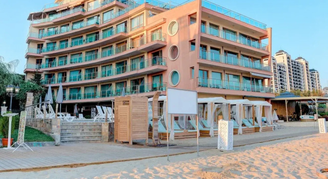 Marty's Beachfront Apartments