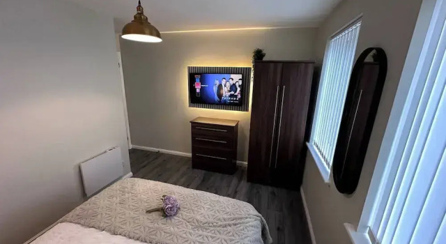 2br-sleeps4-freeparking-wifi-smarttvs