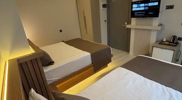 Трёхместный семейный номер Standard с видом на город Airport Corner Hotel